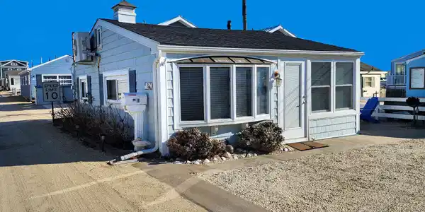 31 E Crane Way
