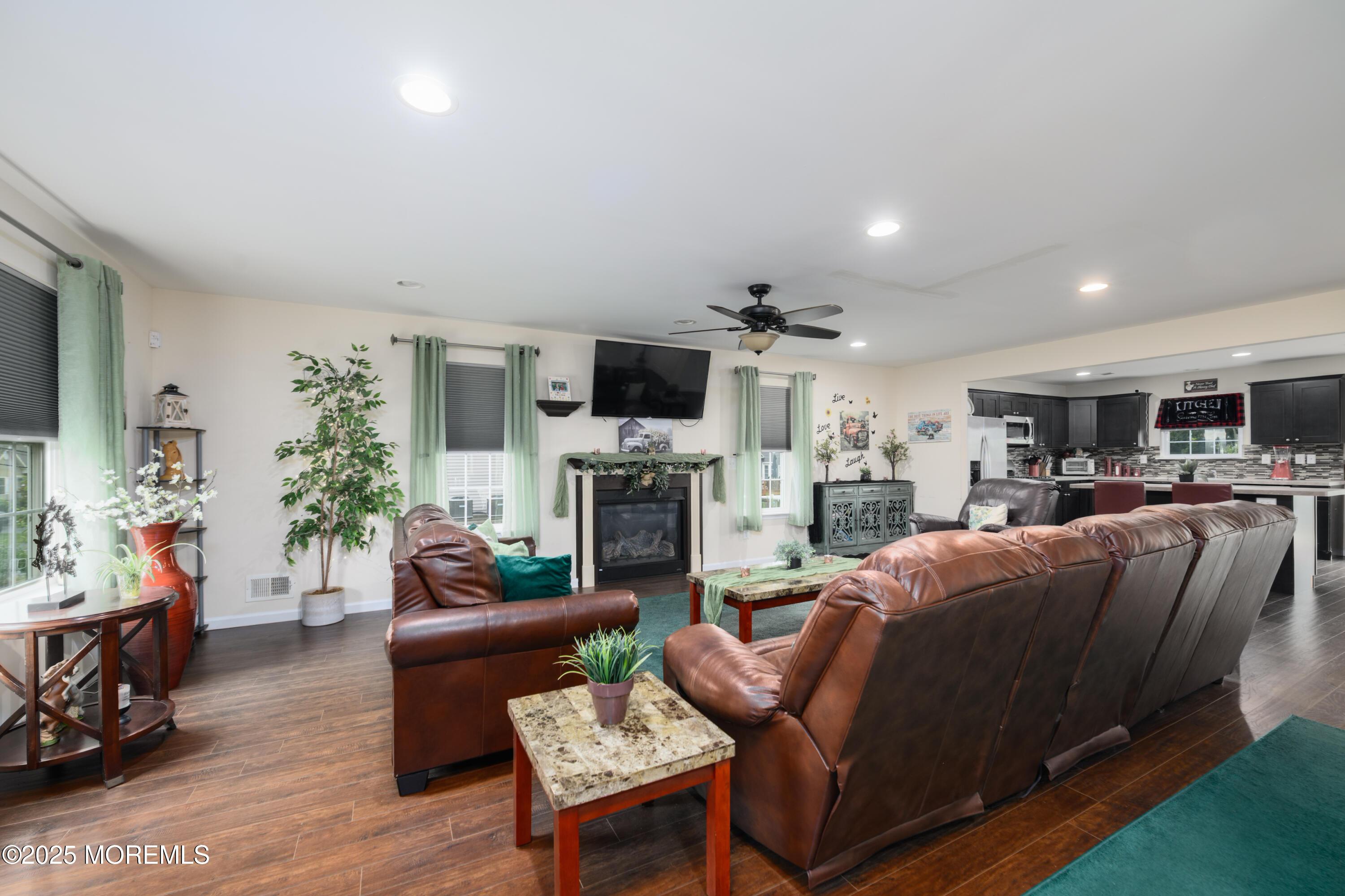 Image 3: 521 Columbia Ave