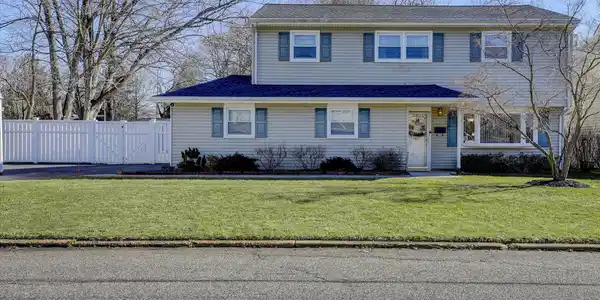 12 Carriage Road N