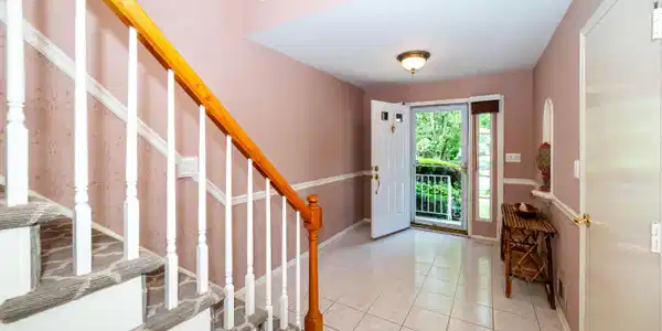 Image 4: Foyer-1