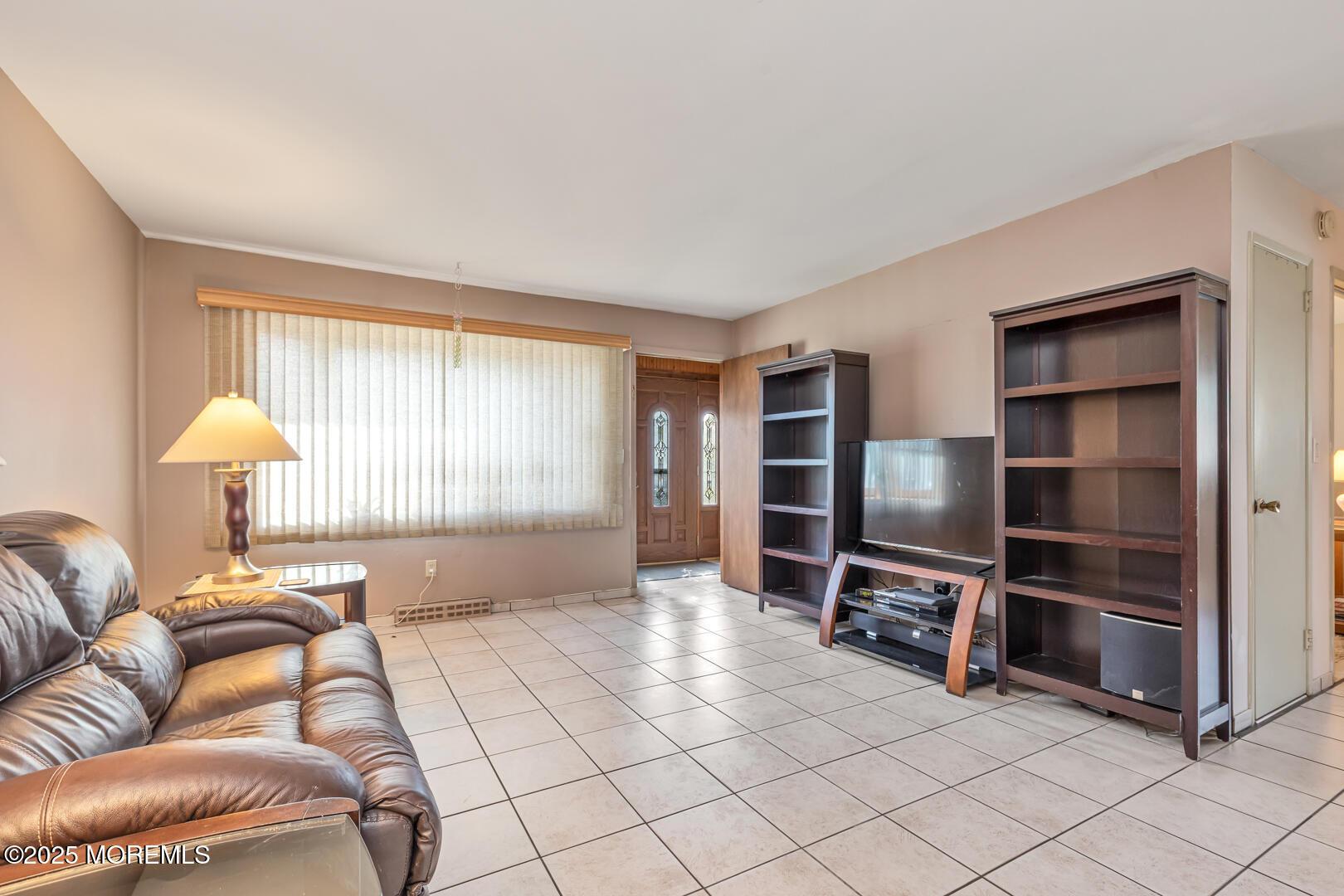Image 3: Living Room