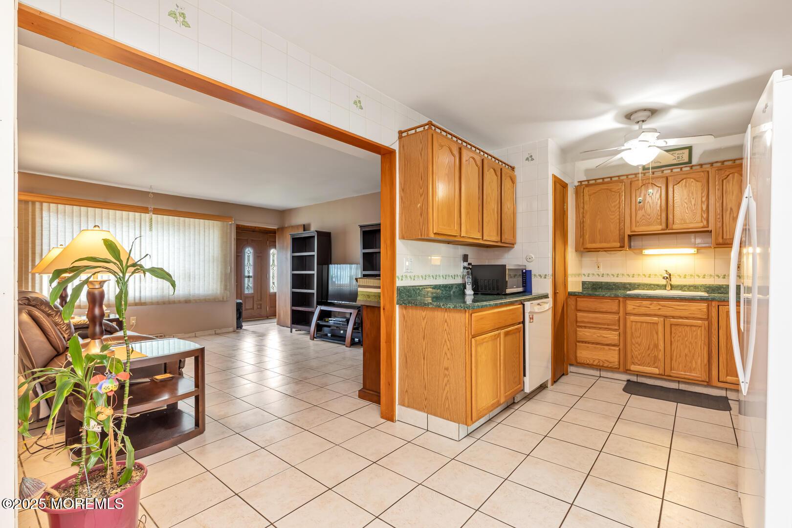 Image 4: Kitchen