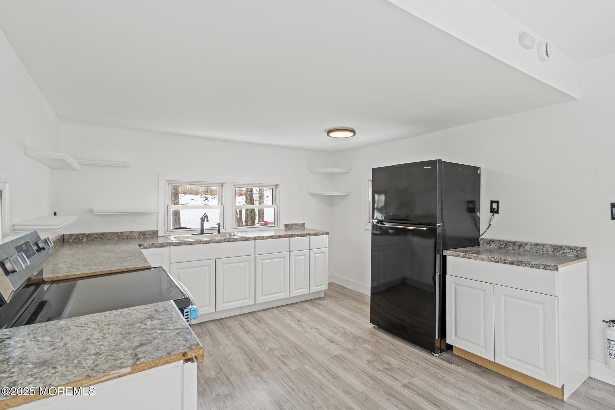 Image 2: Kitchen