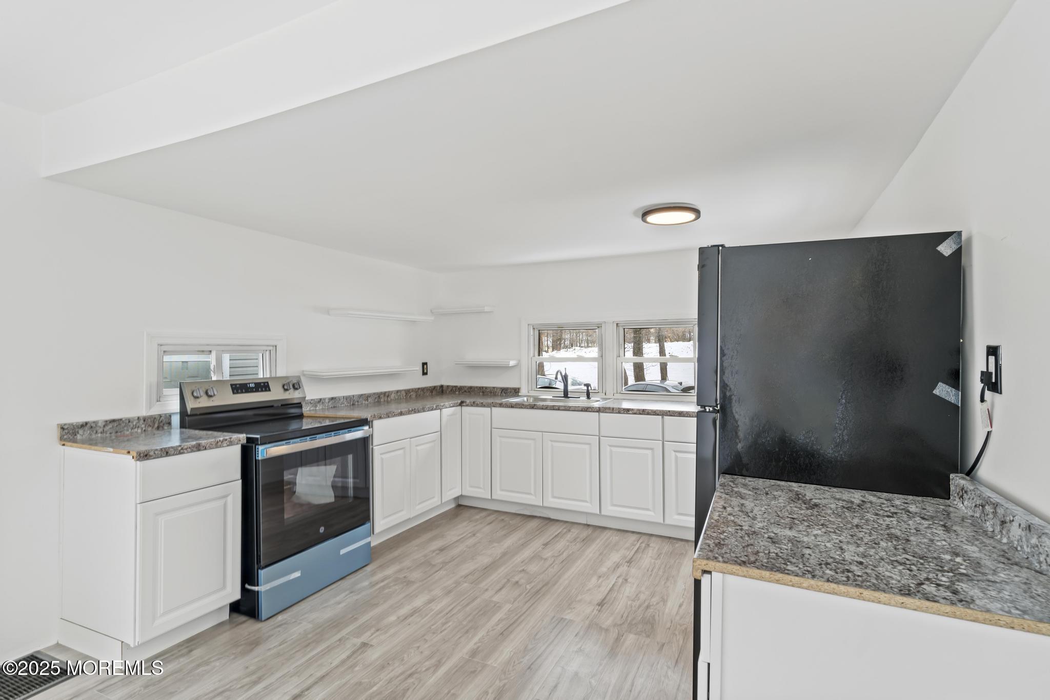 Image 3: Kitchen