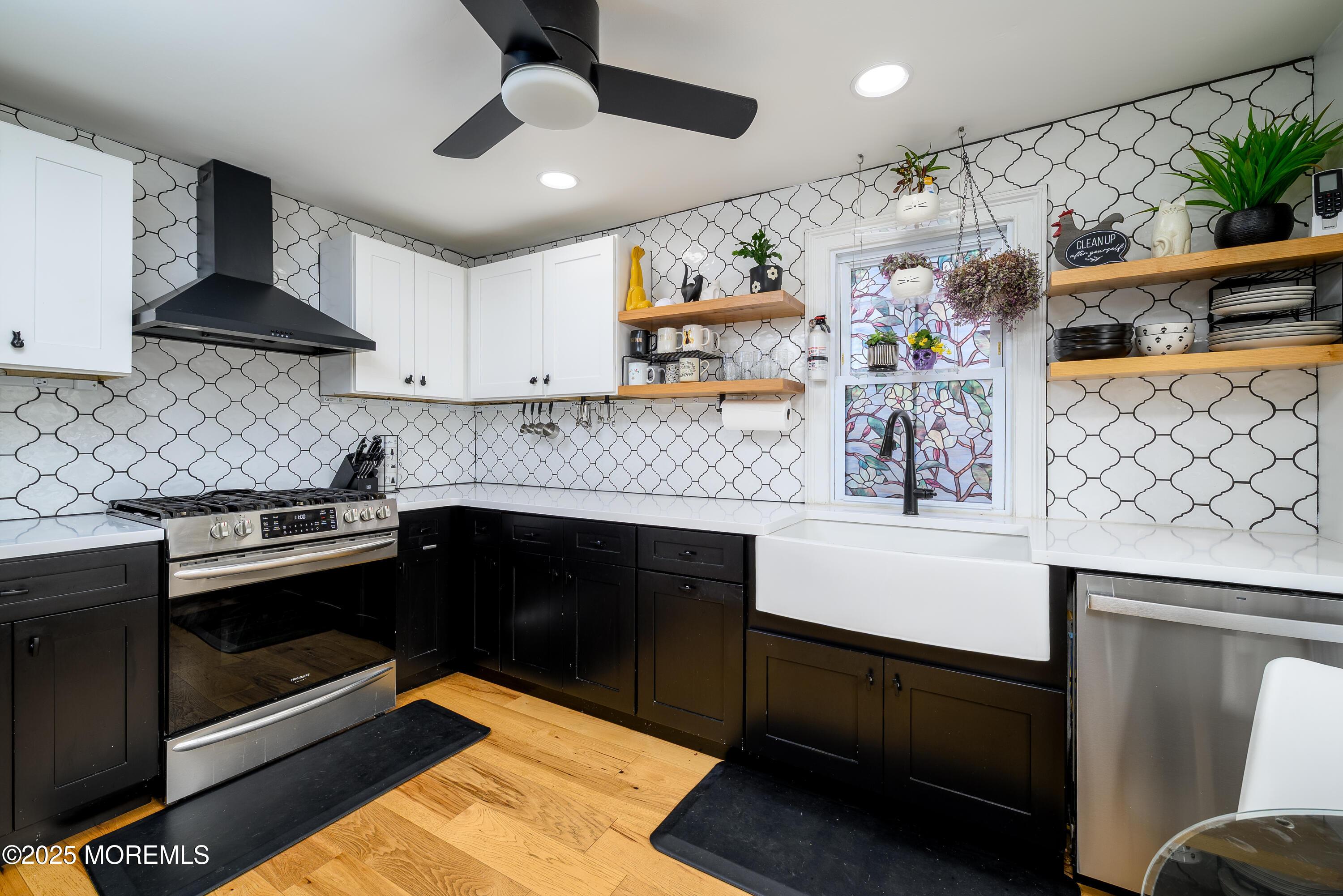 Image 3: Kitchen - newer appliances- tiling
