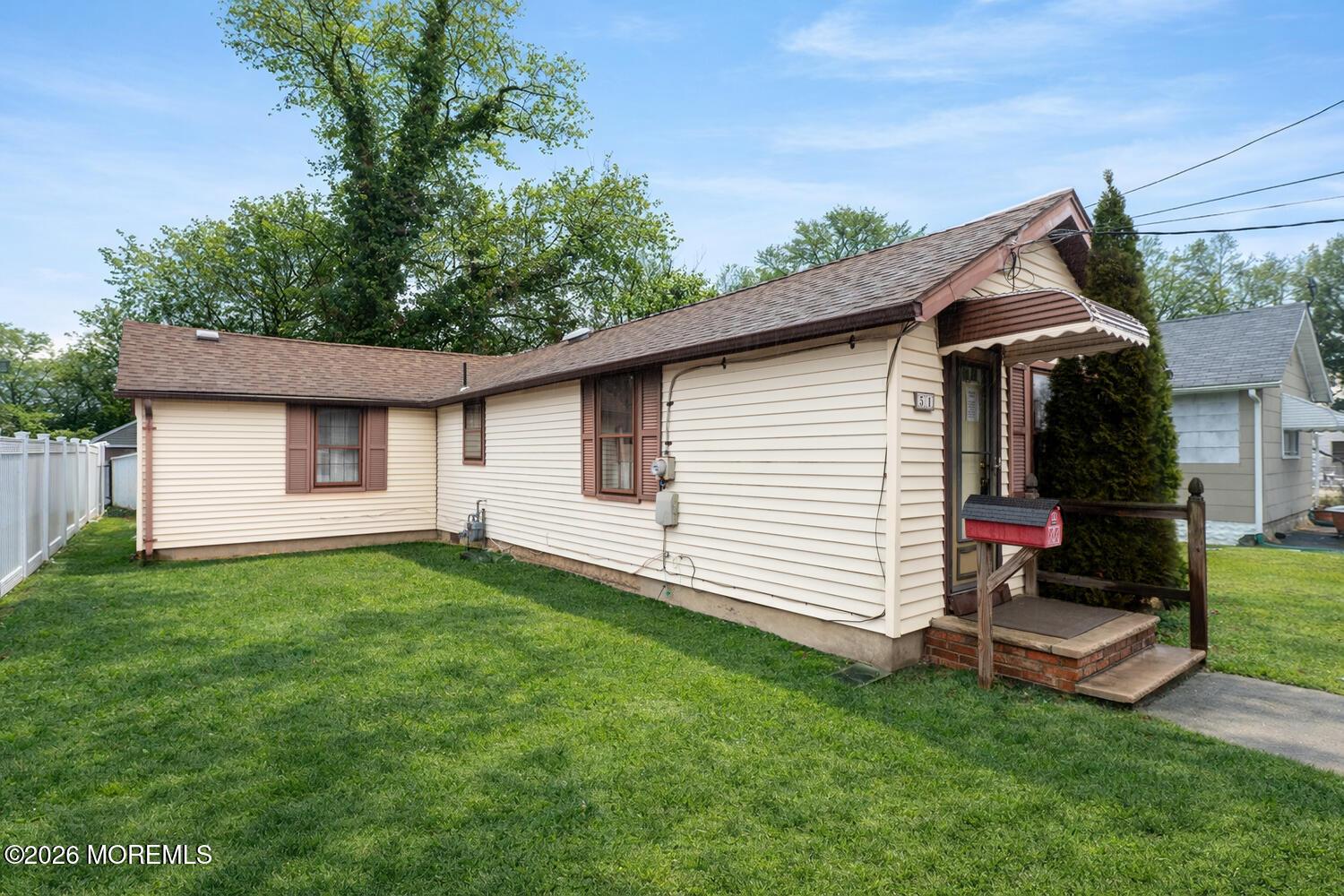 Image 2: 51 Holmes Pl Middletown-large-002-005-DS