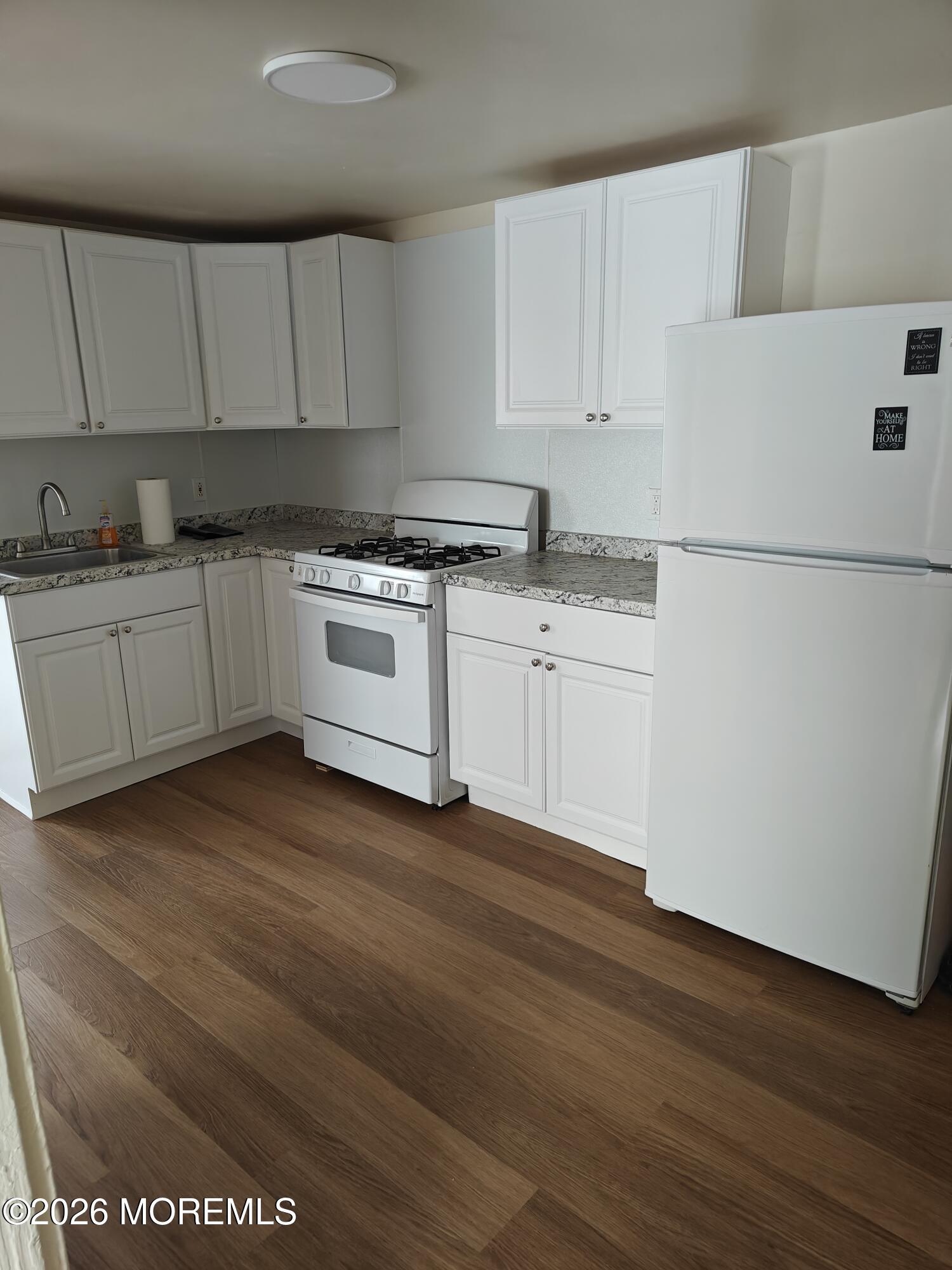Image 2: ROLAND KITCHEN