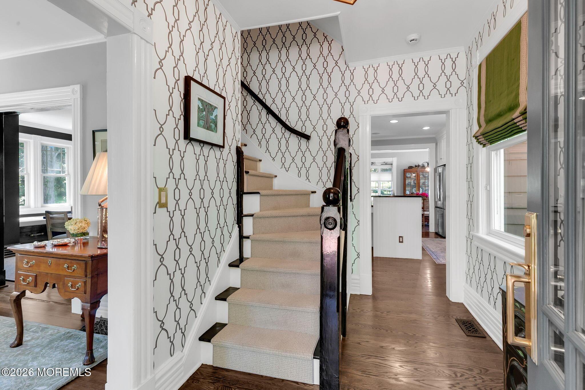 Image 4: Foyer