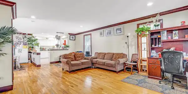 Image 4: 34 marion living room