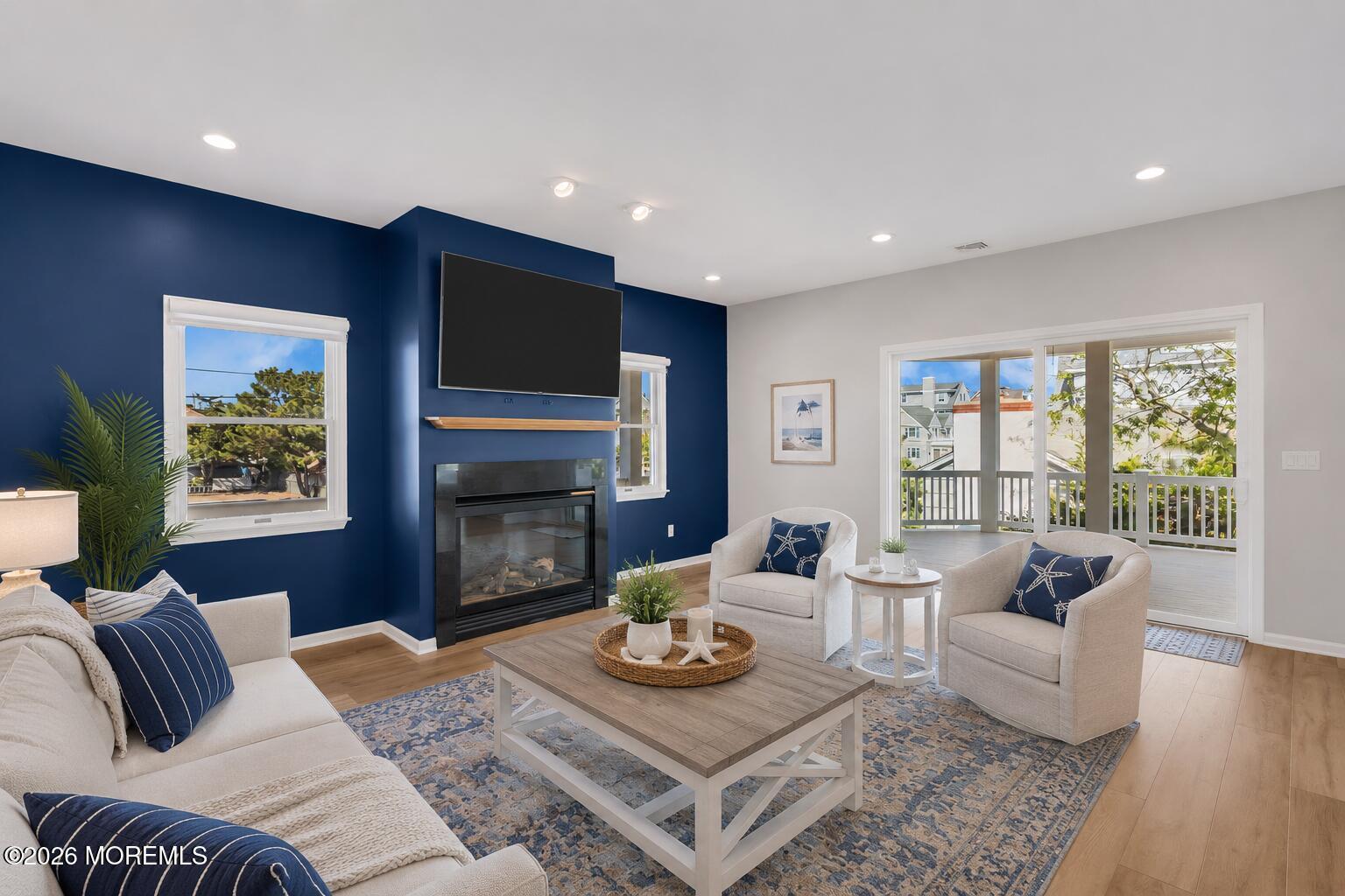 Image 3: 5th Ave living room