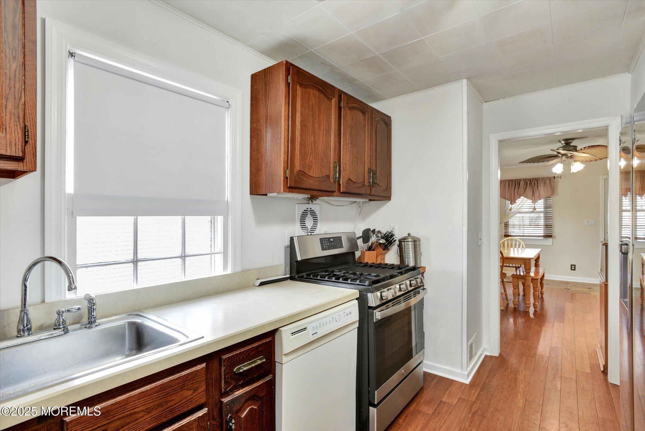 Image 3: Kitchen
