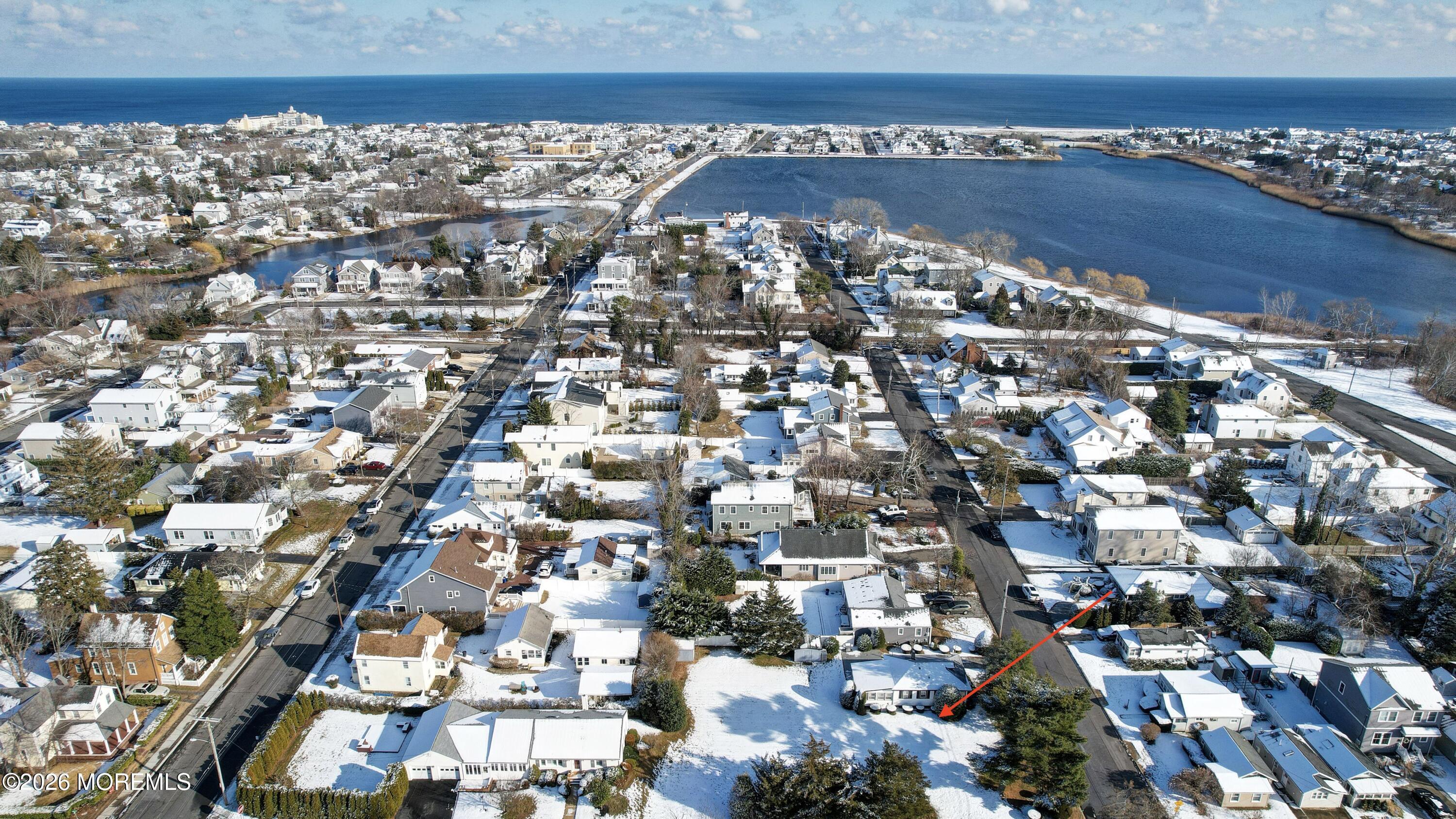 Image 1: aerial arrow 570 - 574 Central