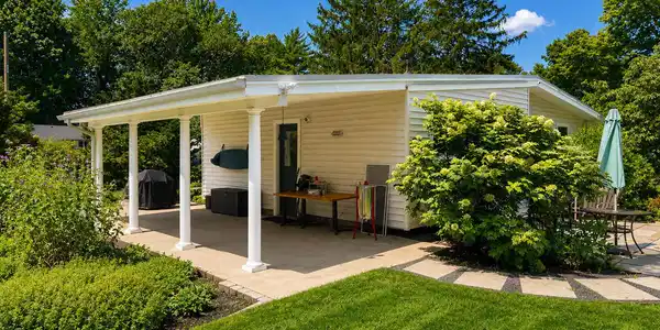 Image 4: Carport