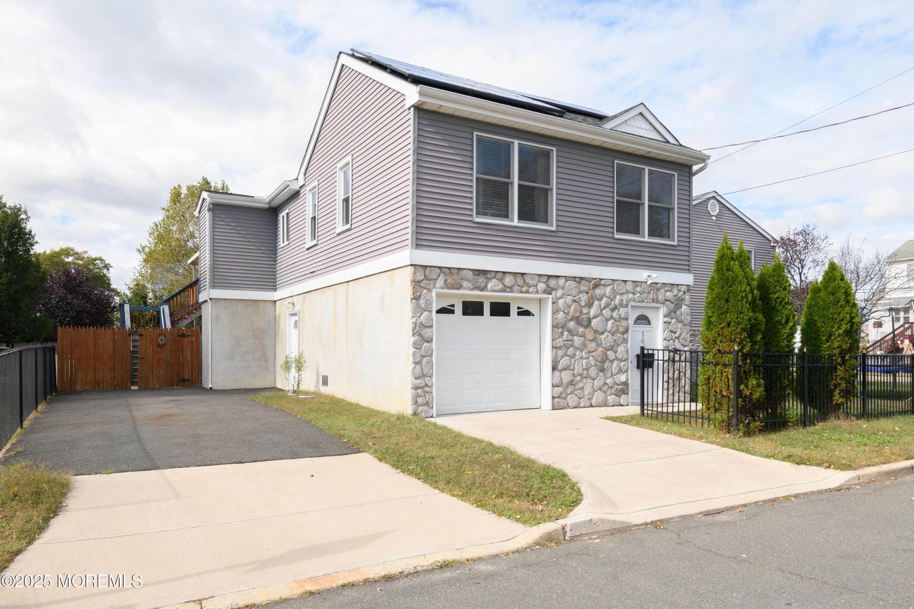 Image 3: Pleanty of parking!