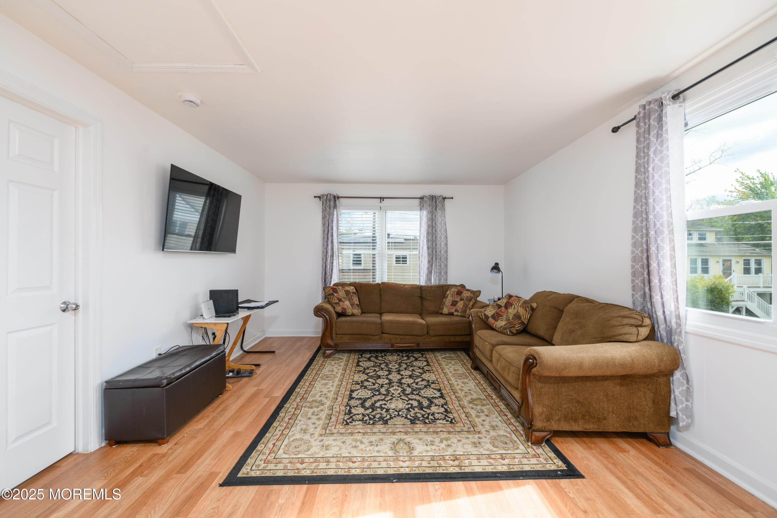 Image 4: Sunny living room