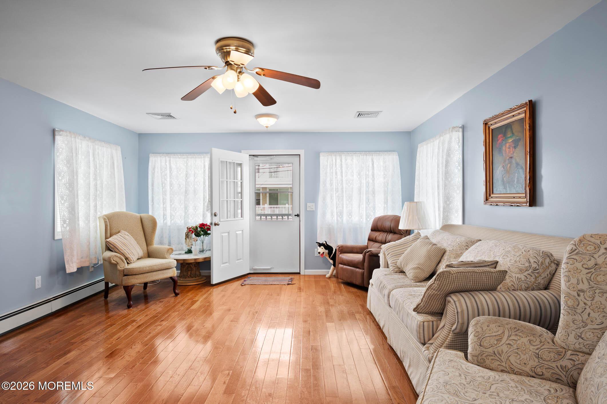 Image 4: Living Room