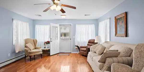 Image 4: Living Room
