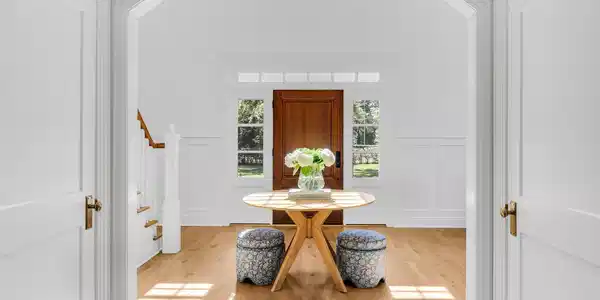 Image 4: Foyer