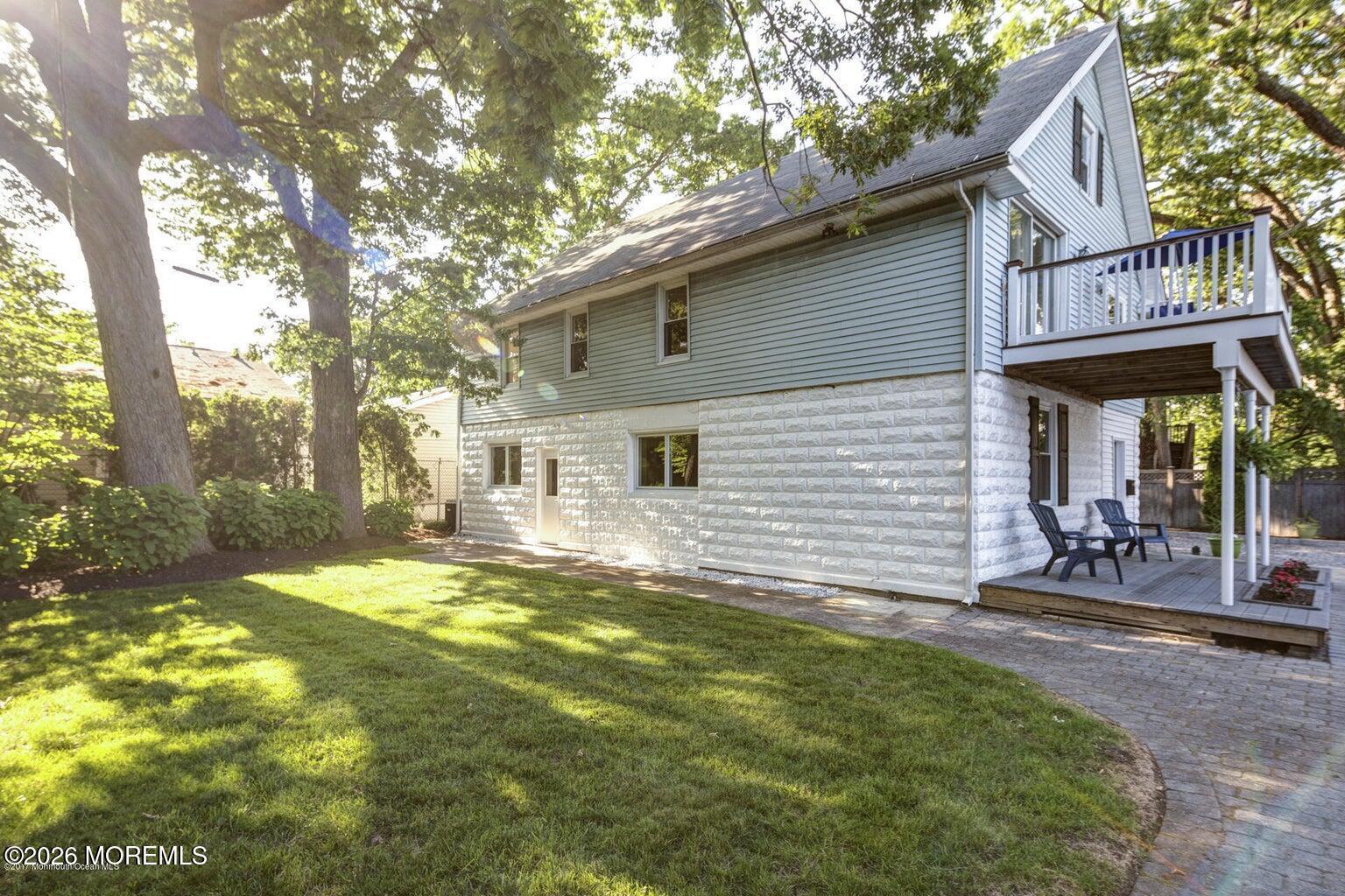 Image 2: Side with yard