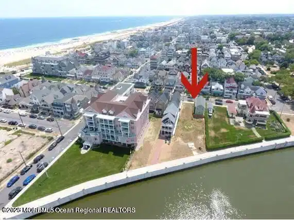 Image 1: 25 seaview and 22 lake 1