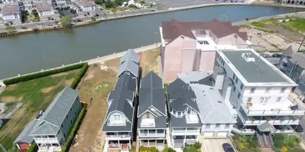 Image 3: 25 Seaview and 22 lake 5
