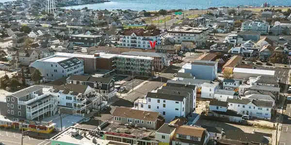 Image 3: 45 Dupont E Aerial 2