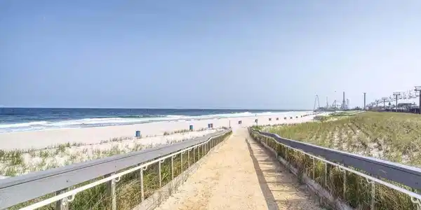 Image 4: photo beach access