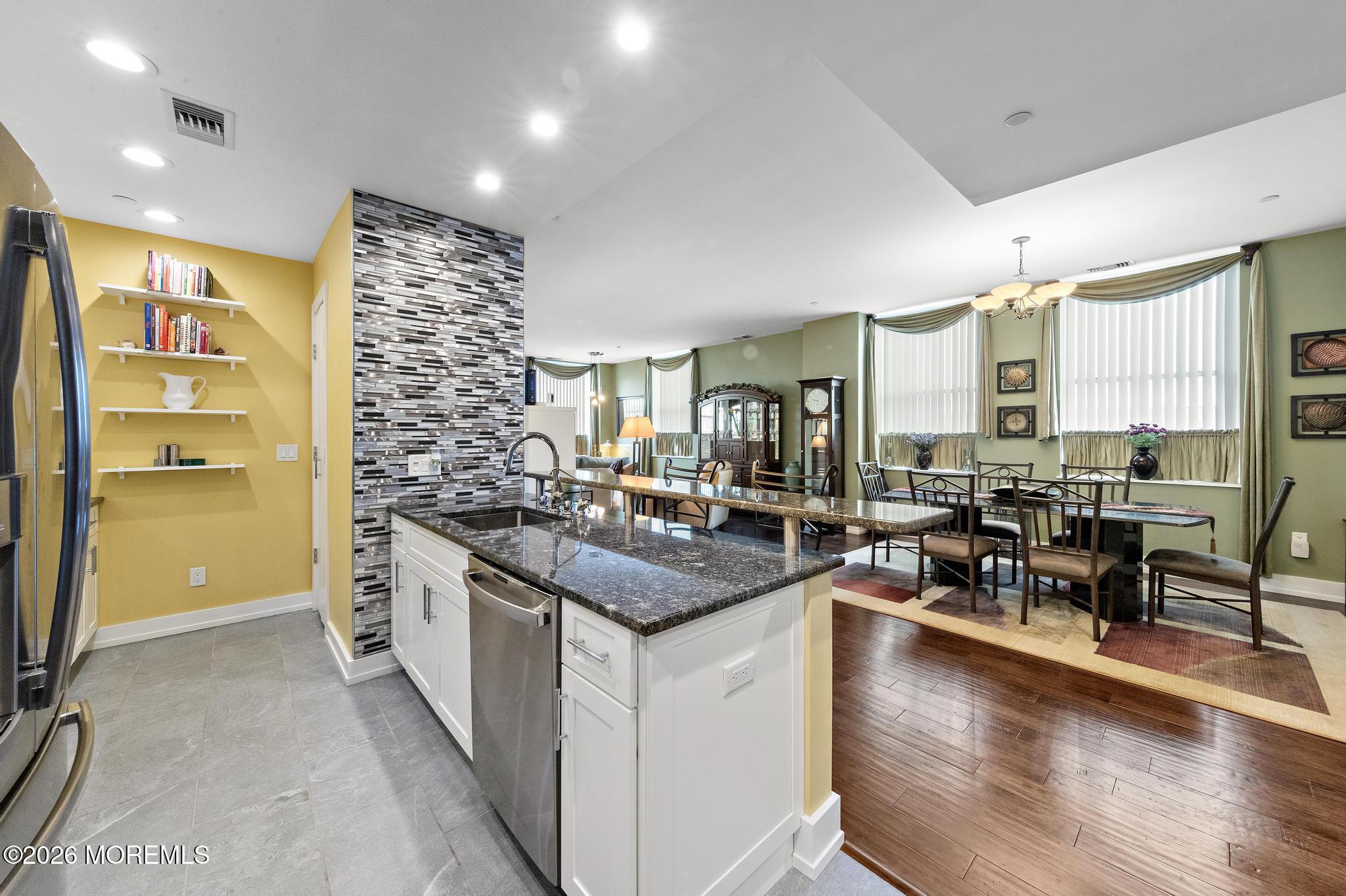 Image 3: 501 Grand #4E (47)