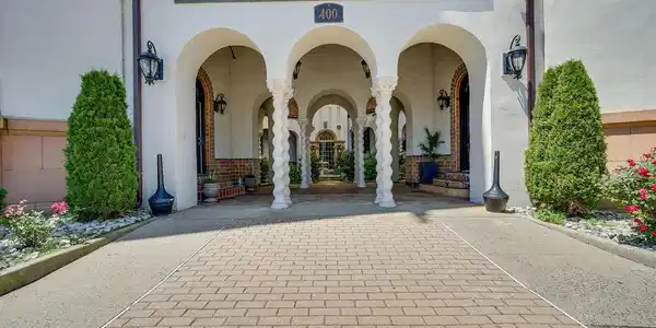 Image 4: Santander Courtyyard