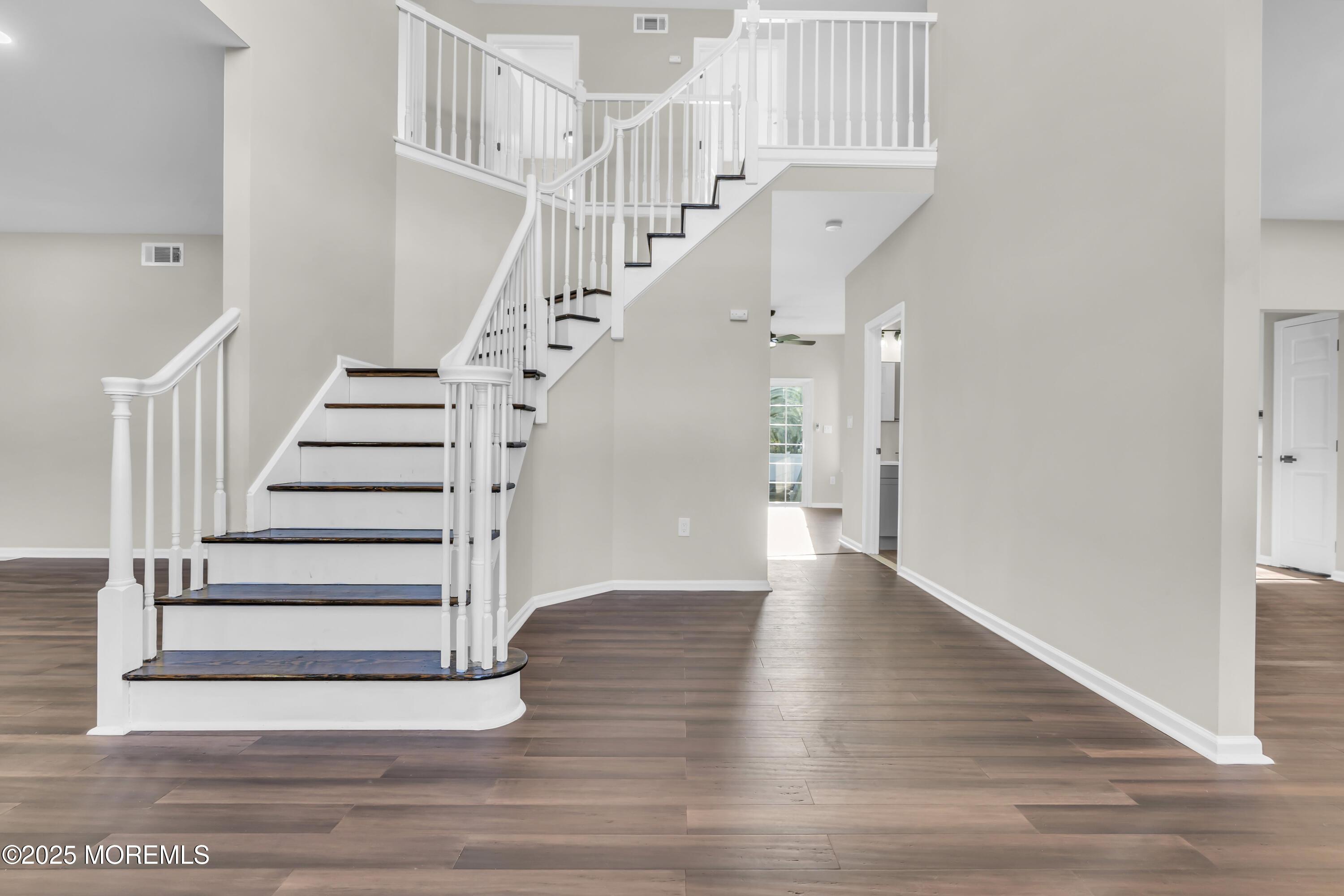 Image 4: Foyer