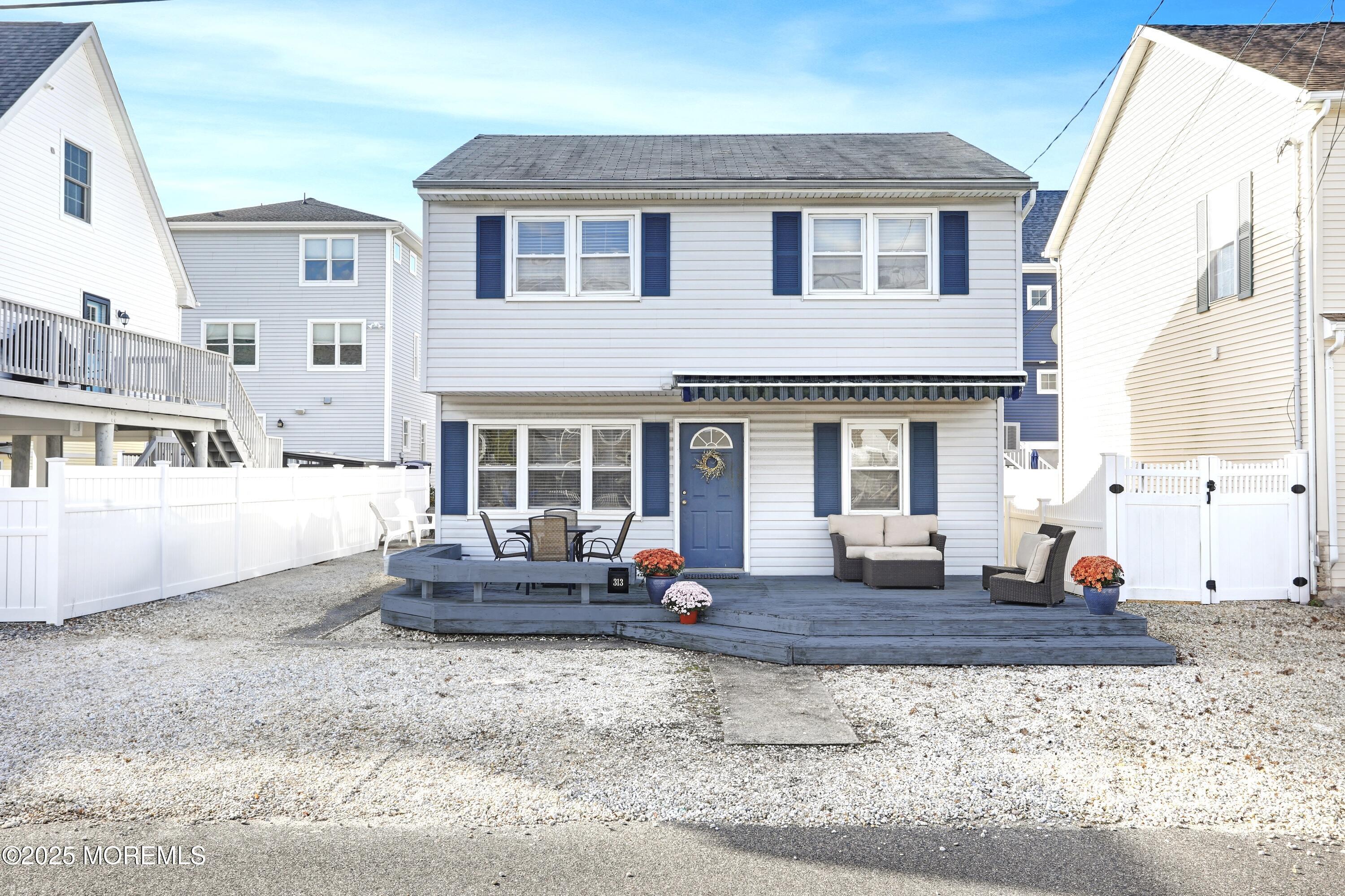 Image 2: 313 Shuster Ave