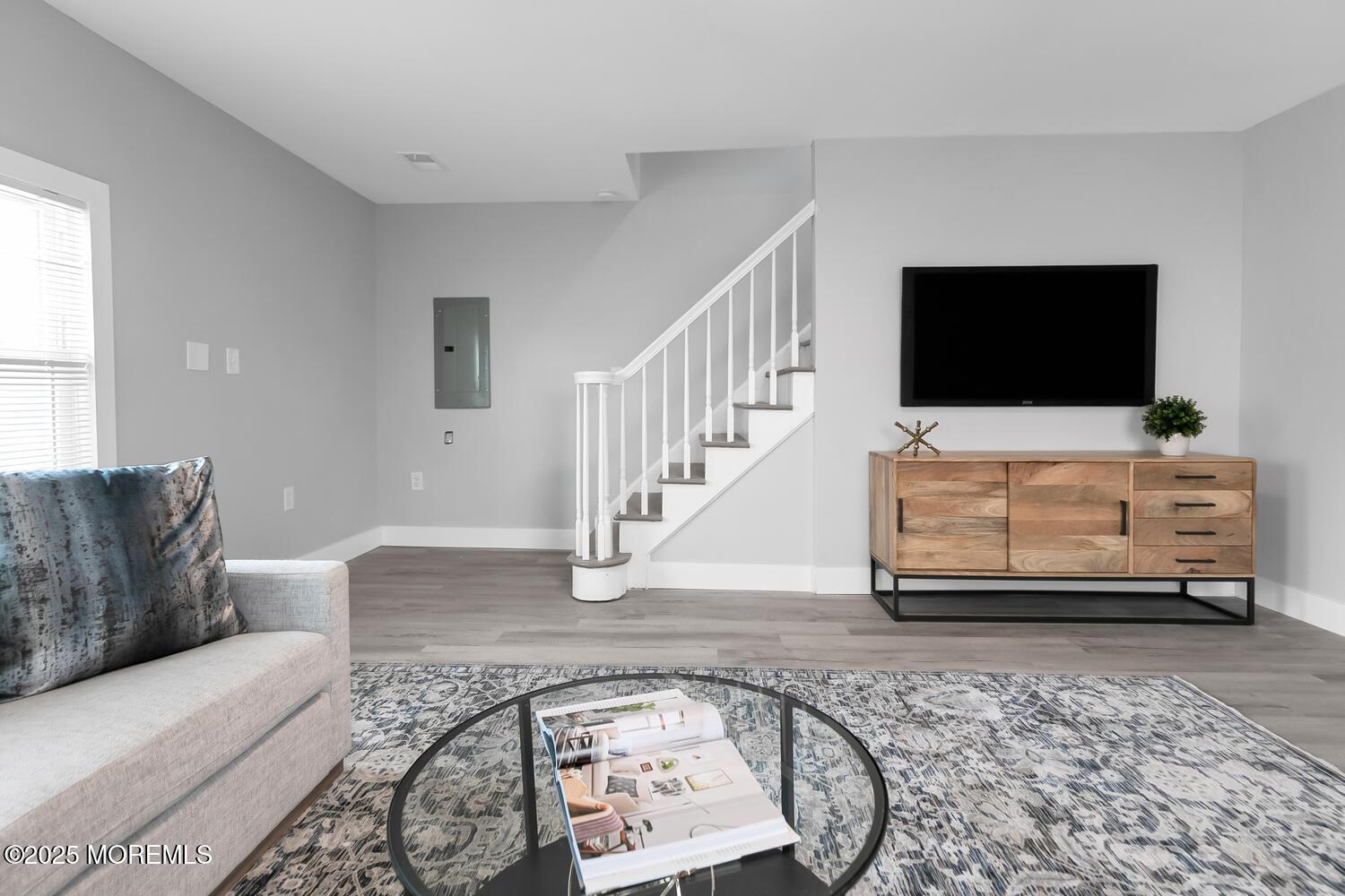 Image 3: 33 Grove Living area