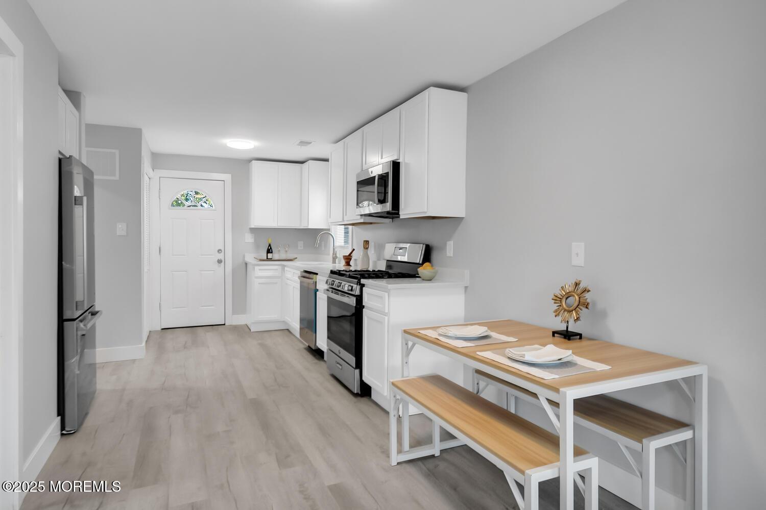 Image 4: 33 Grove Kitchen with dining area
