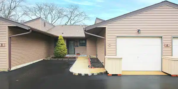 4 Farmingdale Court