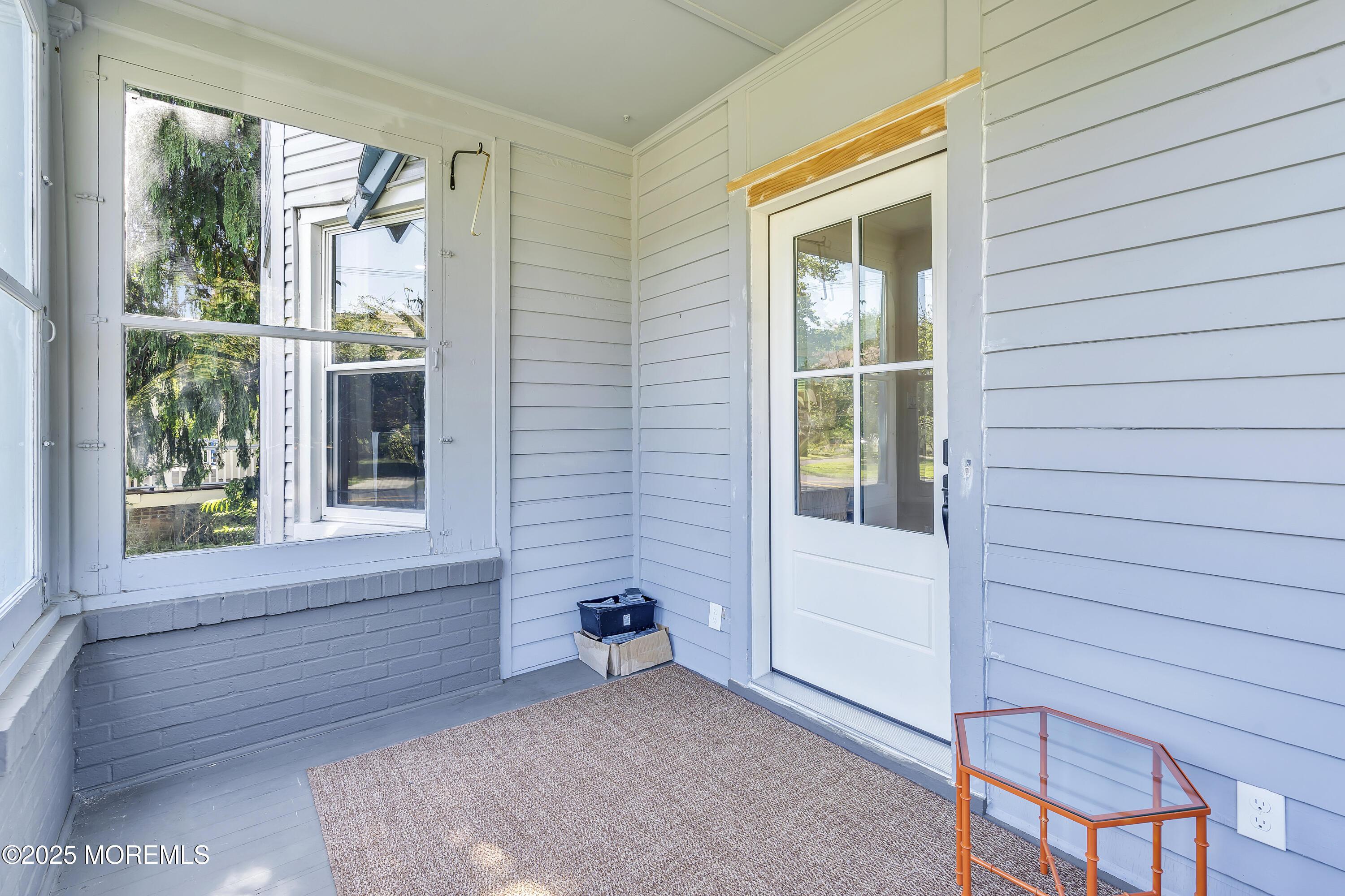 Image 4: Enclosed porch