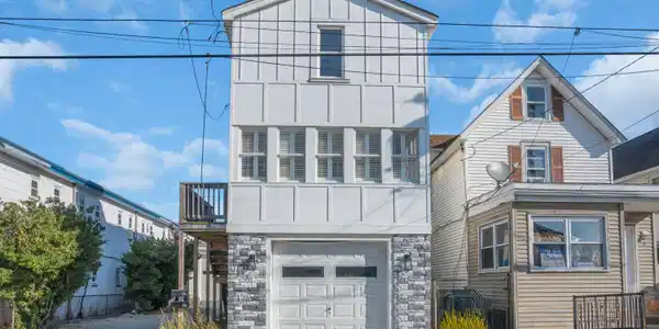 113 W Roberts Avenue