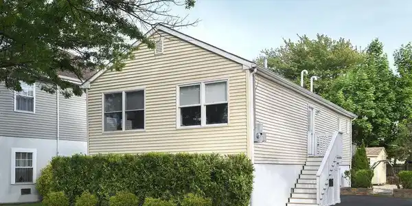 18 Meadowbrook Avenue