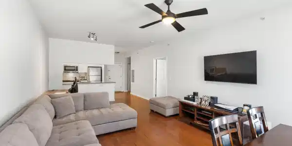 Image 4: 55 Melrose Ter 407