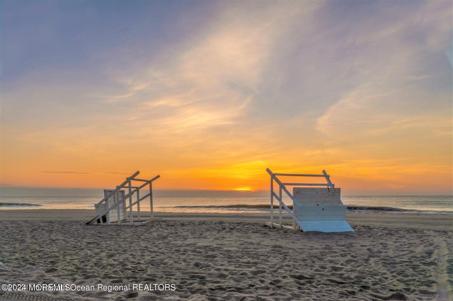 Image 4: photo lifeguard stand