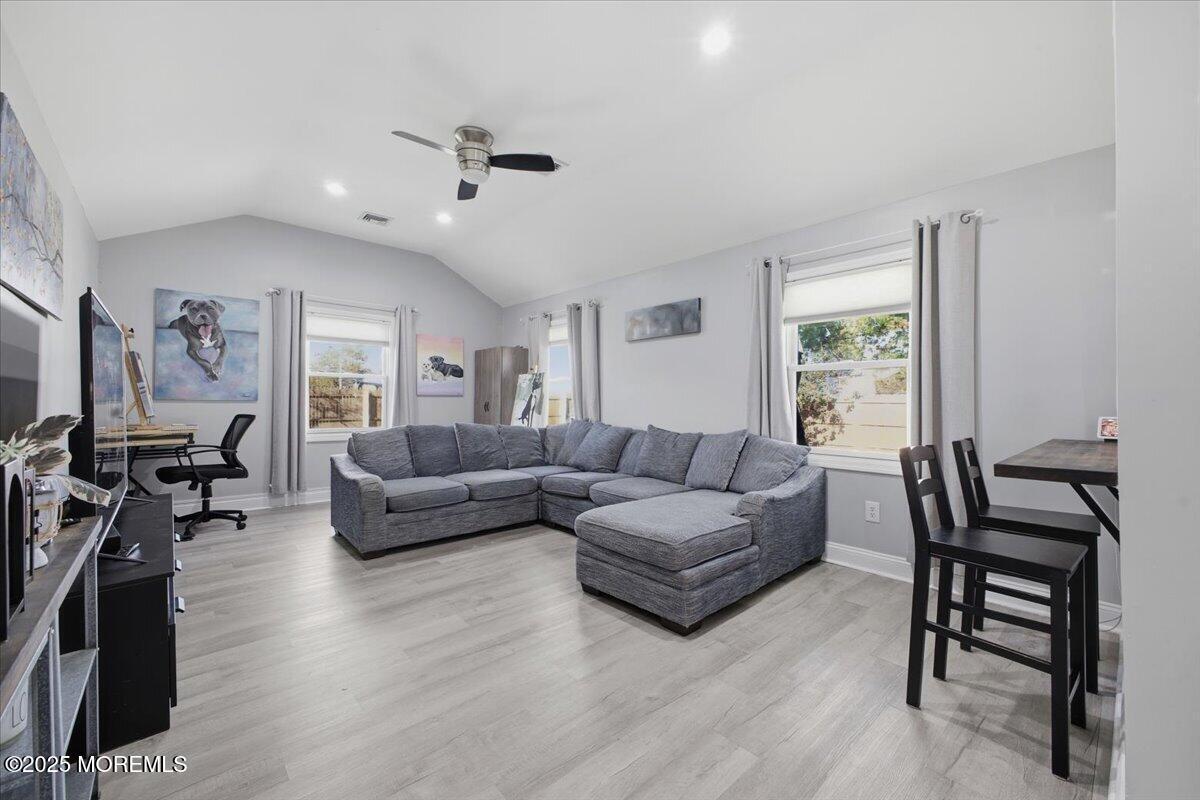 Image 3: 04-525 Washington Ave (4)