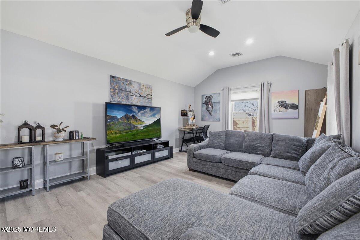 Image 4: 05-525 Washington Ave (5)