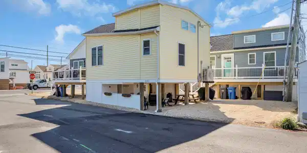 101 W Cove Way