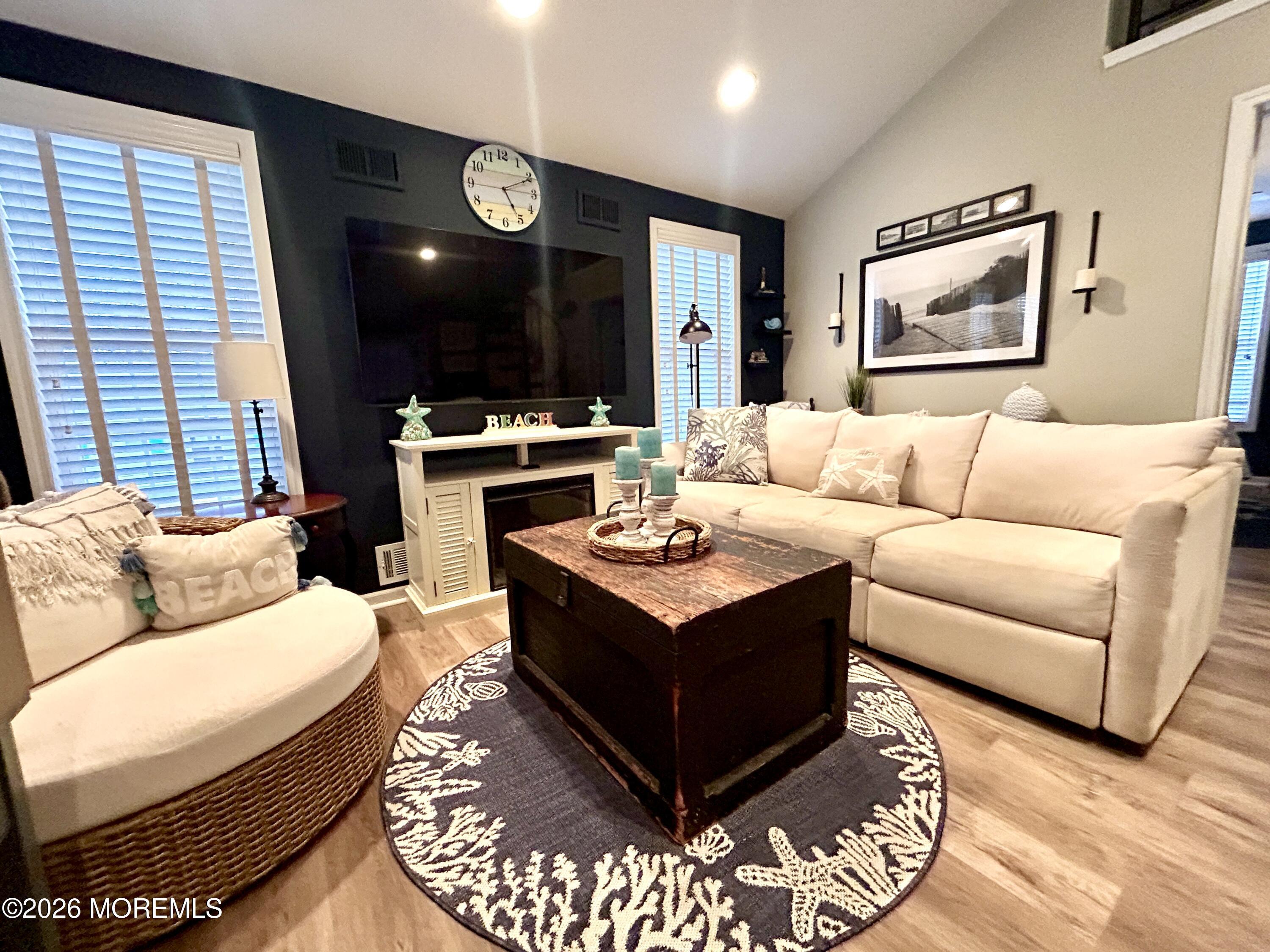 Image 3: Living Room