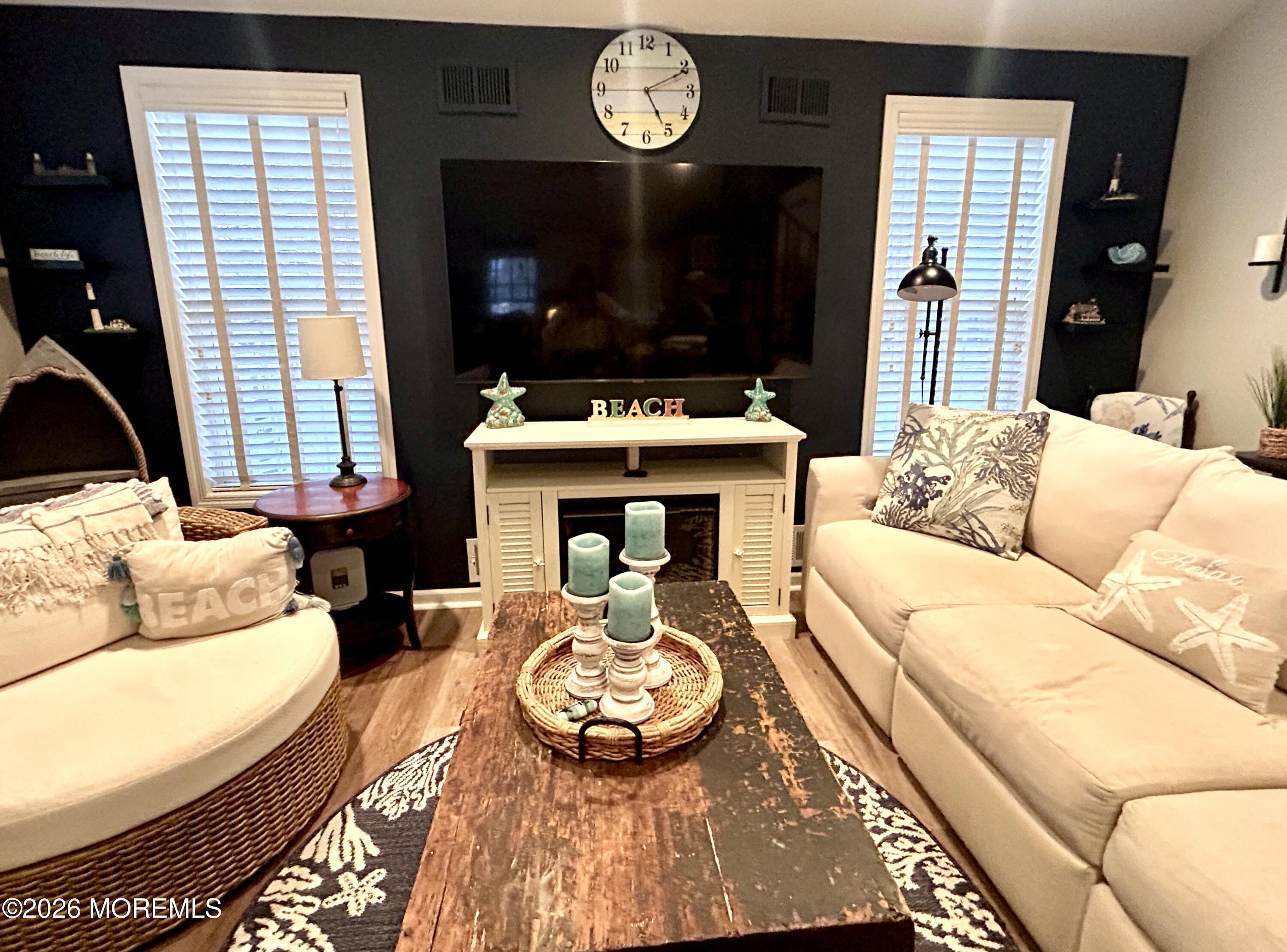 Image 4: Living Room