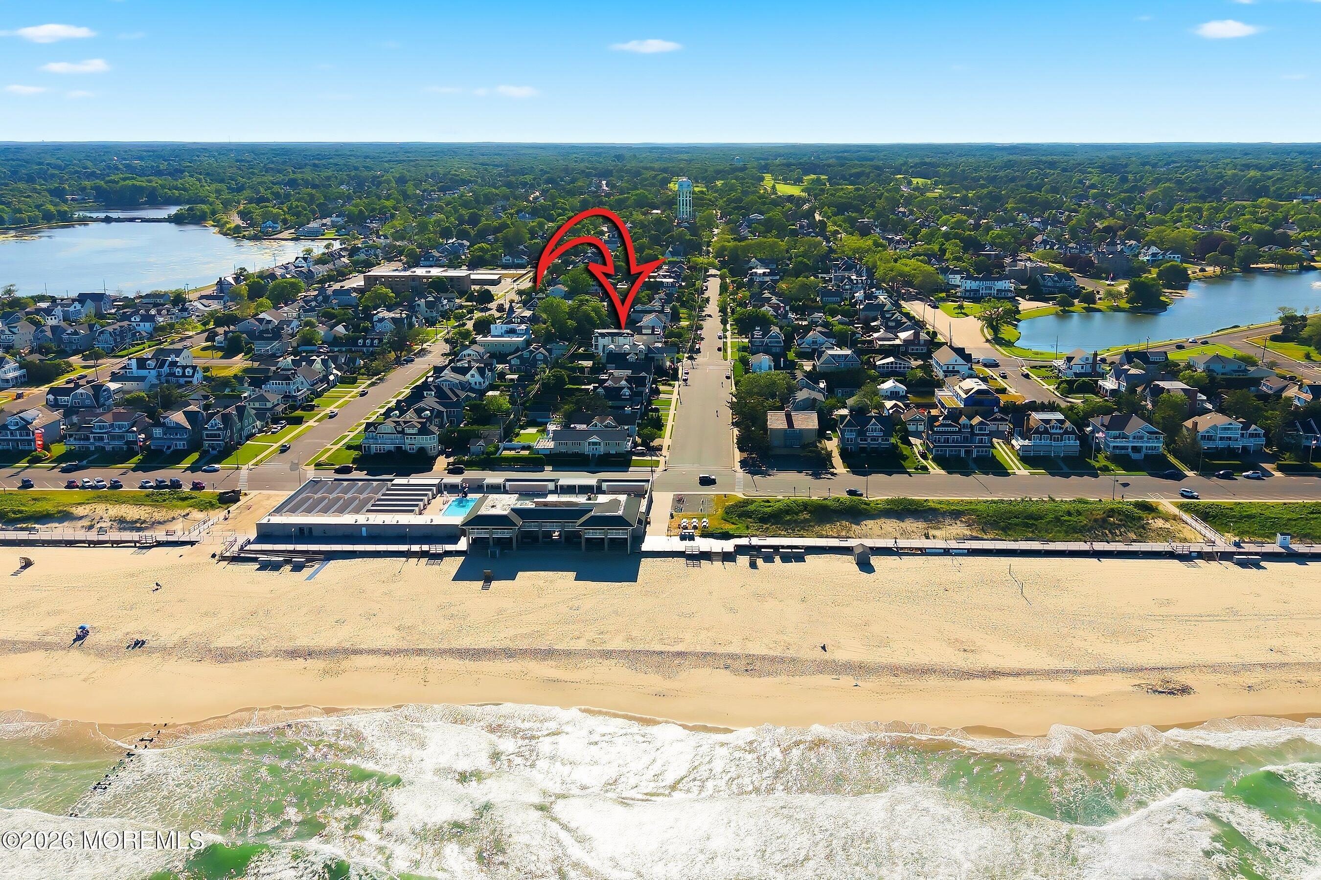 Image 4: 1 Block from the Beach