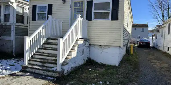 182 Seeley Avenue