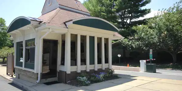 Image 2: 2. Entrance security gate