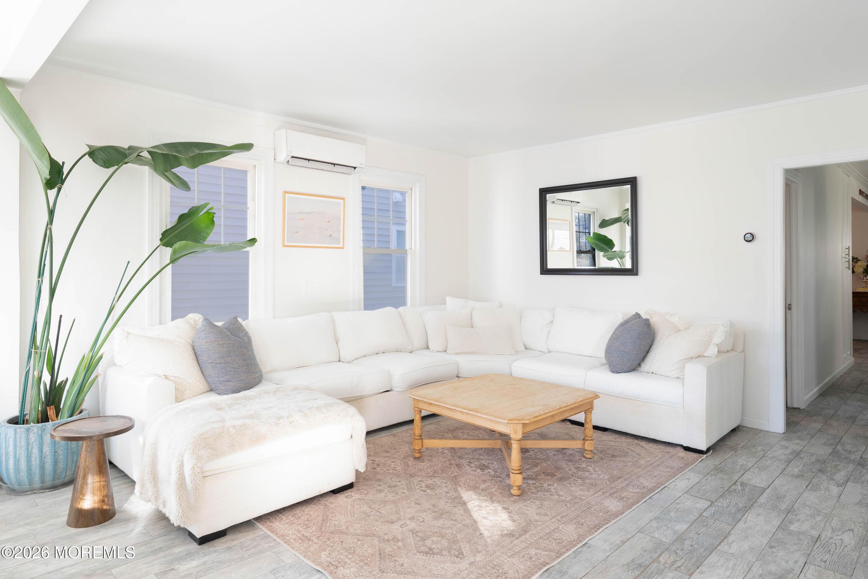 Image 4: Living Room