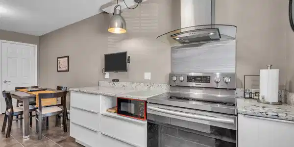 Image 2: 15-web-or-mls-DSC08750