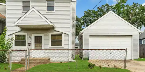 712 Monmouth Parkway